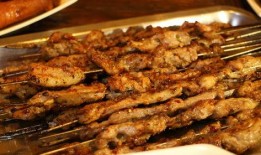 微风吃瓜烧烤,吃瓜烧烤，夏日休闲新风尚