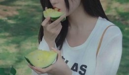 青岛美女吃瓜,青岛美女夏日吃瓜盛宴