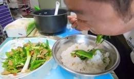 城甜水面小哥吃瓜