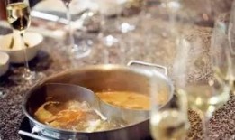 喝红酒群众吃瓜,品味生活新风尚