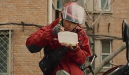 摩托车路边吃瓜,边骑边“吃瓜”的时尚生活