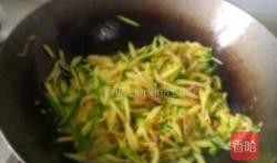 吃瓜炒粉丝做好吃,吃瓜炒粉丝，夏日清爽美味新主张