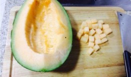 大头和小伙吃哈密瓜,大头与小伙的哈密瓜美食之旅