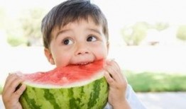 夏日乘凉吃瓜幼儿视频,夏日幼儿欢乐吃瓜时光