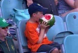 小孩看球赛吃瓜