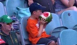 小孩看球赛吃瓜