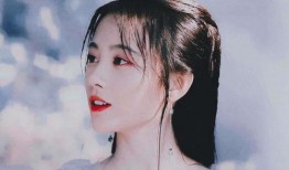 夜摊吃瓜的美女,美女生动演绎市井风情