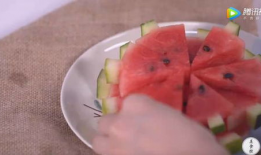 酒吧花式吃瓜,揭秘夜店里的趣味食趣