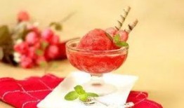 喝红酒群众吃瓜,品味生活新风尚